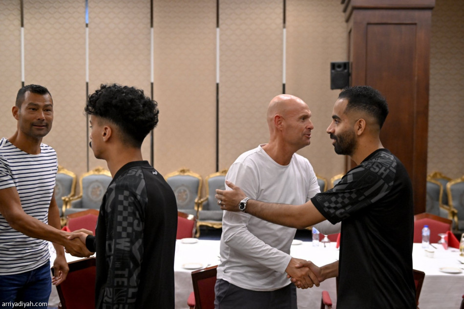 مدرب الشباب الجديد يصل الطائف