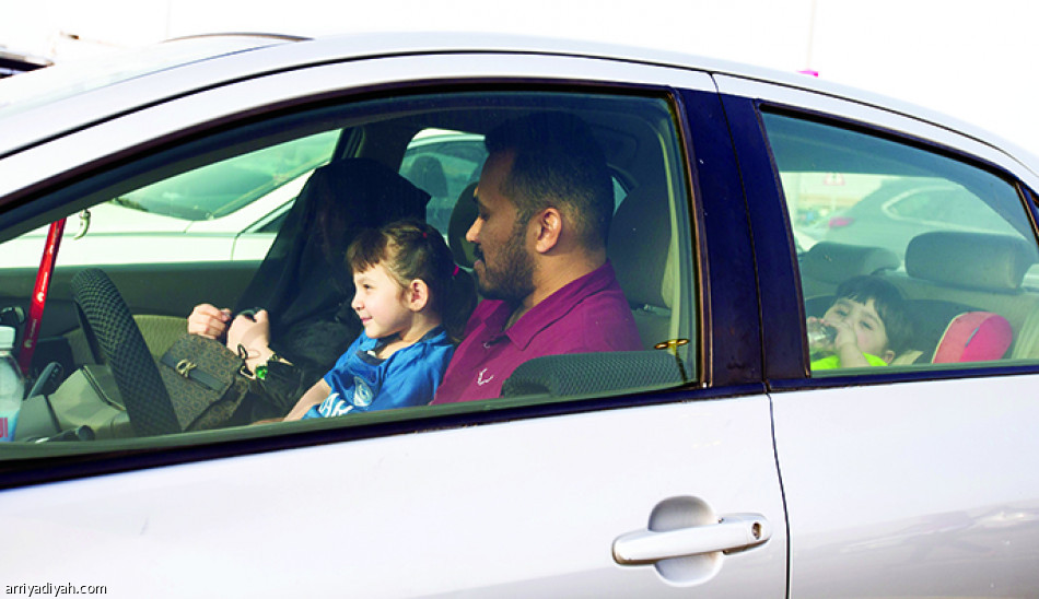 الحرارة تحبس
المشجعين داخل السيارات