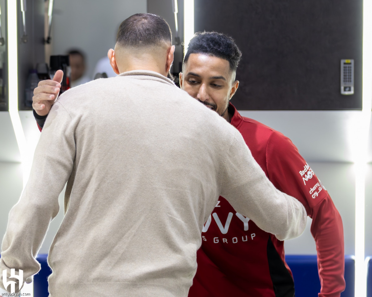 بنزيما بين الهلاليين